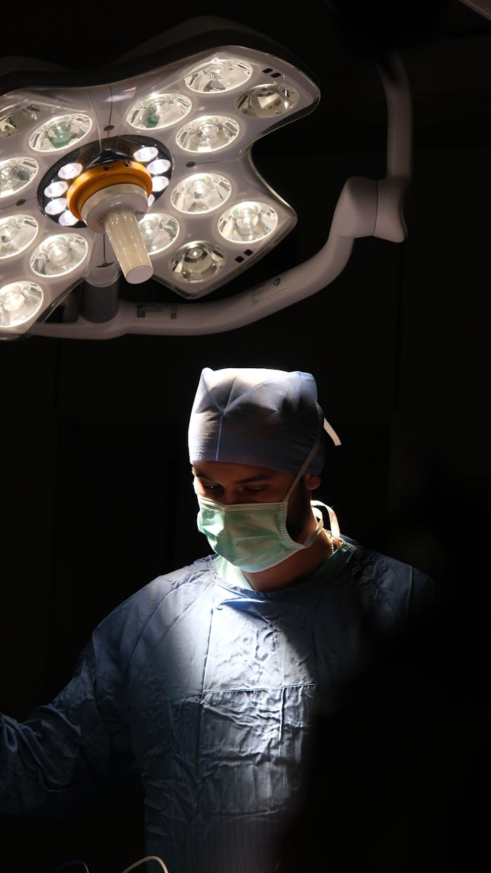 Focused surgeon in action under surgical lights during an operation in Istanbul, Türkiye.